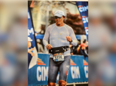 O advogado Craig Fontaine Ashton traz a disciplina do Ironman para o tribunal Um homem de terno e gravata borboleta fica em frente a uma parede com o