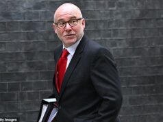 O amigo da ‘caça às bruxas’ de Starmer, Lord Hermer, obtém aprovação para uma casa de férias de luxo em um terreno de £ 1,5 milhão doado a ele pelos pais da esposa em um acordo ‘que evita imposto sobre herança’ O Mail on Sunday pode revelar que Lord Hermer (foto), que foi acusado de realizar uma 'caça às bruxas' contra as tropas britânicas, e sua esposa receberam terras e dois grandes celeiros em um canto rico de West Sussex em março de 2019 pelos pais de sua esposa.