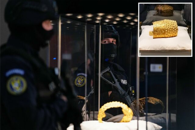O antigo capacete romeno dourado de valor inestimável retornou ao país após invasão ao museu holandês
