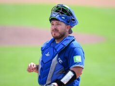 O apanhador do Blue Jays, Alejandro Kirk, foi eliminado com fratura no polegar esquerdo enquanto as lesões se acumulavam Alejandro Kirk, vestindo um branco