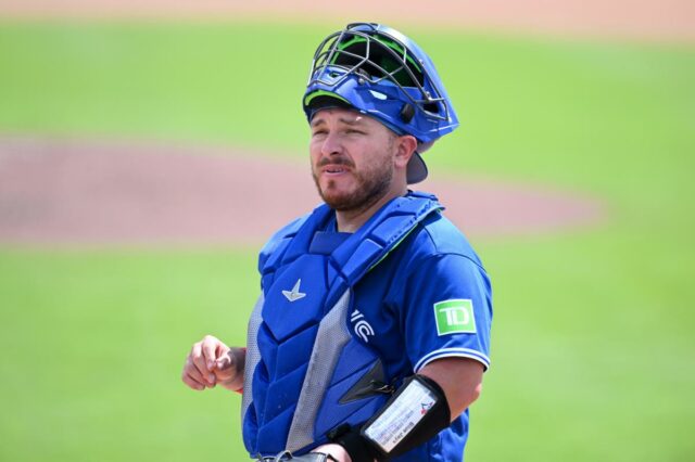 O apanhador do Blue Jays, Alejandro Kirk, foi eliminado com Alejandro Kirk, vestindo um branco