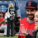 O apanhador dos Guardians, Austin Hedges, pede namorada em casamento em campo após a vitória