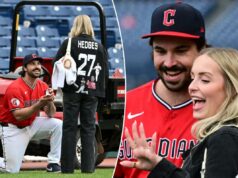 O apanhador dos Guardians, Austin Hedges, pede namorada em casamento em campo após a vitória O apanhador dos Guardians, Austin Hedges, pede namorada em casamento em campo após a vitória