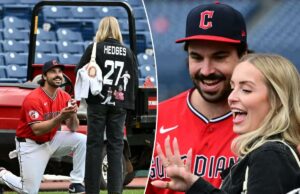 O apanhador dos Guardians, Austin Hedges, pede namorada em casamento em campo após a vitória O apanhador dos Guardians, Austin Hedges, pede namorada em casamento em campo após a vitória