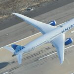 O aplicativo United Airlines simplifica o rastreamento AirTag e informa os tempos de espera da TSA | Foto mostra um 787-9 saindo da pista em voo para Londres