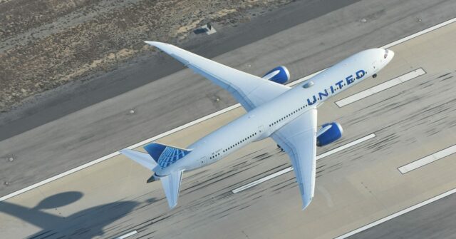 O aplicativo United Airlines simplifica o rastreamento AirTag e informa os tempos de espera da TSA | Foto mostra um 787-9 saindo da pista em voo para Londres