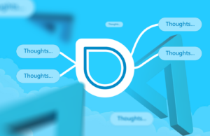 O aplicativo de mapeamento mental que finalmente organizou meus pensamentos caóticos Uma mesa com laptop e outros itens de escritório, com o logotipo NotebookLM no centro.