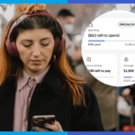 Mulher ruiva, usando fones de ouvido, olhando para o telefone em um trem.