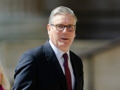 O apoio de Starmer começa a rachar: funcionário público demitido enfia uma faca no PM cambaleante enquanto os parlamentares trabalhistas pedem ao Gabinete que aja – com Miliband e Cooper os primeiros a mostrar dissidência O primeiro-ministro no Museu Britânico na terça-feira. Rachaduras estão aparecendo no gabinete de Keir Starmer enquanto ele sofre pressão crescente por causa do caso Peter Mandelson