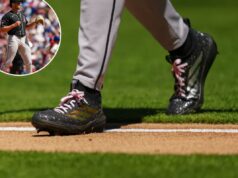 O arremessador do Diamondbacks, Brandon Pfaadt, usa cadarços rosa durante o início para ajudar a revelar o gênero do irmão O jogador de beisebol Brandon Pfaadt entra em campo mostrando suas chuteiras pretas e douradas com cadarços rosa.