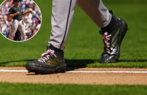 O arremessador do Diamondbacks, Brandon Pfaadt, usa cadarços rosa durante o início para ajudar a revelar o gênero do irmão O jogador de beisebol Brandon Pfaadt entra em campo mostrando suas chuteiras pretas e douradas com cadarços rosa.