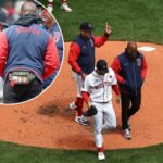 O arremessador titular do Boston Red Sox, Sonny Gray, à esquerda, é visitado no monte pelo técnico Alex Cora, à direita, durante um jogo de beisebol contra o Detroit Tigers, segunda-feira, 20 de abril de 2026, em Boston.