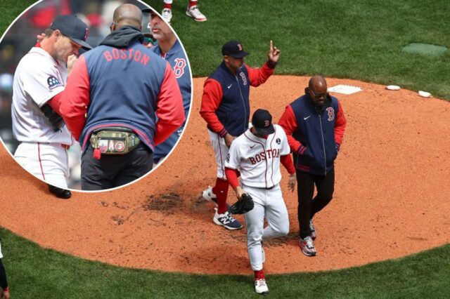 O arremessador titular do Boston Red Sox, Sonny Gray, à esquerda, é visitado no monte pelo técnico Alex Cora, à direita, durante um jogo de beisebol contra o Detroit Tigers, segunda-feira, 20 de abril de 2026, em Boston.