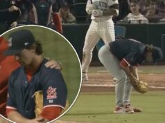 O arremessador que tenta o retorno da MLB sai da estreia em 2026 após três arremessos com uma lesão dolorosa Um arremessador de beisebol se curva no monte após uma lesão, enquanto o receptor e o árbitro se aproximam dele.