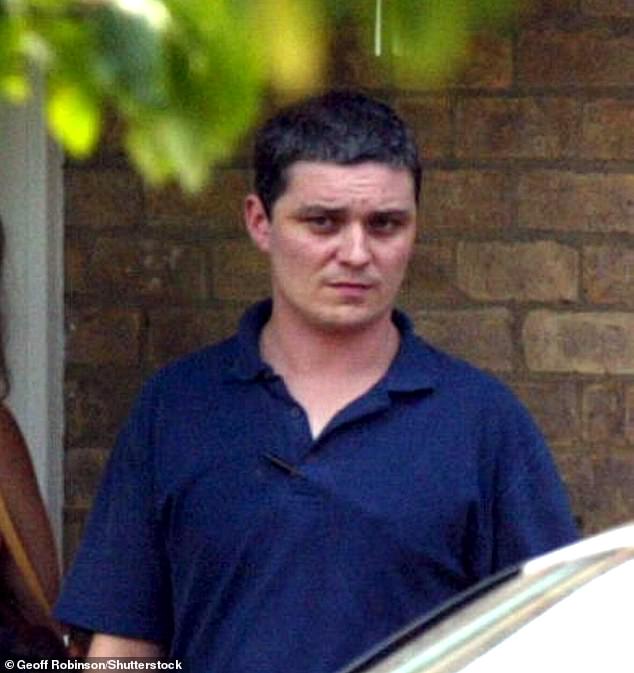 O assassino de Soham, Ian Huntley, morreu após ser atingido Huntley cumpria pena de prisão perpétua pelos assassinatos das estudantes Holly Wells e Jessica Chapman, de 10 anos, em Soham, Cambridgeshire, em 2002.