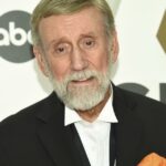 O astro country Ray Stevens está se recuperando depois de quebrar o pescoço em uma queda