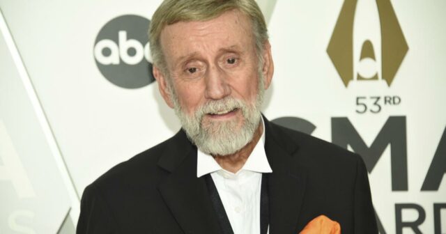 O astro country Ray Stevens está se recuperando depois de quebrar o pescoço em uma queda
