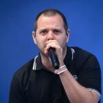 A estrela de The Streets, Mike Skinner, revelou que desistiu da farra das drogas para uma vida muito mais tranquila como um homem de família (retratado no palco em 2025)