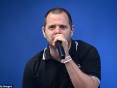 O astro de The Streets, Mike Skinner, revela que trocou a farra de drogas com estrelas pop e ‘um colapso total da moralidade’ por fazer compras com seus filhos adolescentes e jogar golfe A estrela de The Streets, Mike Skinner, revelou que desistiu da farra das drogas para uma vida muito mais tranquila como um homem de família (retratado no palco em 2025)