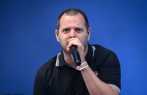 O astro de The Streets, Mike Skinner, revela que trocou a farra de drogas com estrelas pop e ‘um colapso total da moralidade’ por fazer compras com seus filhos adolescentes e jogar golfe A estrela de The Streets, Mike Skinner, revelou que desistiu da farra das drogas para uma vida muito mais tranquila como um homem de família (retratado no palco em 2025)