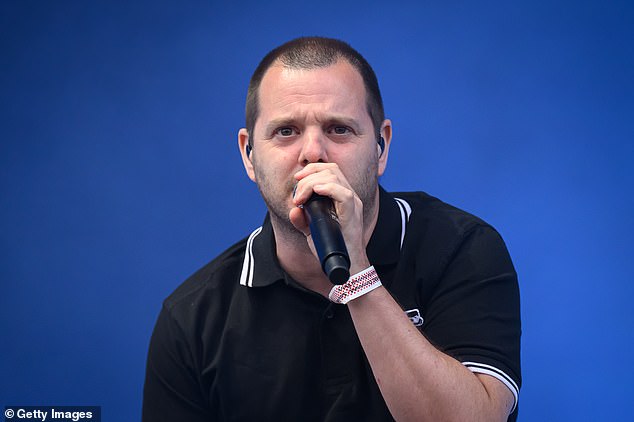 O astro de The Streets, Mike Skinner, revela que trocou A estrela de The Streets, Mike Skinner, revelou que desistiu da farra das drogas para uma vida muito mais tranquila como um homem de família (retratado no palco em 2025)