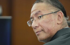 O ator de ‘Dances With Wolves’, Nathan Chasing Horse, é condenado à prisão perpétua por agressão sexual O ator de 'Dances With Wolves', Nathan Chasing Horse, é condenado à prisão perpétua por agressão sexual