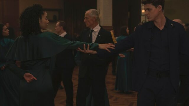 O ator de 'Os Testamentos', Brad Alexander, sobre o 'Afeto Restringido' de Garth por Agnes, o que sua 'posição de maior risco' significa para ela depois do baile
