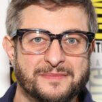 O ator de voz de 'Bob's Burgers', Eugene Mirman, resgatado de um acidente de carro e hospitalizado com 'ferimentos graves'
