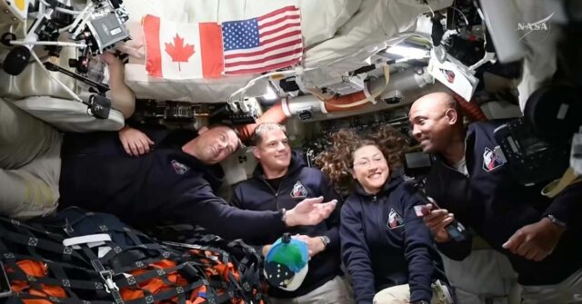 O banheiro Artemis II funciona novamente enquanto os astronautas aceleram Esta foto fornecida pela NASA mostra a lua vista da espaçonave Orion Integrity durante a missão Artemis II na sexta-feira, 3 de abril de 2026. (NASA via AP)