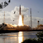 O foguete lunar Artemis II da NASA decola da plataforma de lançamento 39-B do Centro Espacial Kennedy na quarta-feira, 1º de abril de 2026, em Cabo Canaveral, Flórida.