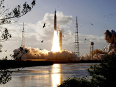 O ‘banheiro lunar’ de Artemis II está funcionando novamente para alívio dos astronautas após conserto noturno O foguete lunar Artemis II da NASA decola da plataforma de lançamento 39-B do Centro Espacial Kennedy na quarta-feira, 1º de abril de 2026, em Cabo Canaveral, Flórida.