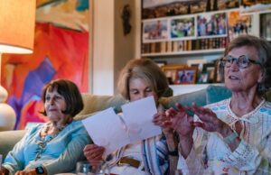 O ‘bebê do grupo’ tem 83 anos: como um clube do livro Pacific Palisades permanece inquebrável O 'bebê do grupo' tem 83 anos: como um clube do livro Pacific Palisades permanece inquebrável