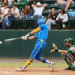 Roch Cholowsky, da UCLA, rebatendo uma bola de beisebol.