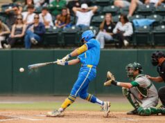O beisebol da UCLA anda na corda bamba durante a vitória sobre o estado de Sacramento Roch Cholowsky, da UCLA, rebatendo uma bola de beisebol.