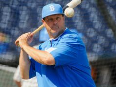 O beisebol da UCLA se reúne para vencer Minnesota e estender a seqüência recorde dos Big Ten Um jogador de beisebol com boné e camisa azuis segura um taco com uma bola de beisebol acima do ombro.