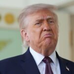 Um contratorpedeiro da Marinha na área de operações do Comando Central dos EUA transita pelo Estreito de Ormuz na semana passada.