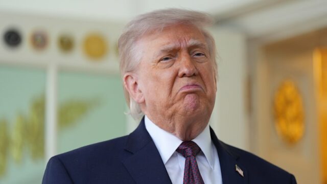 O bloqueio de Trump ao Estreito de Ormuz parece estar Um contratorpedeiro da Marinha na área de operações do Comando Central dos EUA transita pelo Estreito de Ormuz na semana passada.