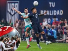 O caminho da USMNT na Copa do Mundo ficou mais difícil com a adição da Turquia ao grupo O meio-campista americano Weston McKennie (8) cabeceou na frente do zagueiro português Gonçalo Inácio (14).