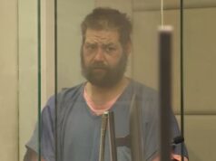 O canalha de Portland gritou ‘Querida, estou aqui’ antes de tentar estuprar a mãe enquanto ela segurava o bebê em uma invasão de casa: policiais O canalha de Portland gritou 'Querida, estou aqui' antes de tentar estuprar a mãe enquanto ela segurava o bebê em uma invasão de casa: policiais