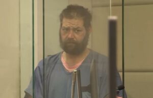 O canalha de Portland gritou ‘Querida, estou aqui’ antes de tentar estuprar a mãe enquanto ela segurava o bebê em uma invasão de casa: policiais O canalha de Portland gritou 'Querida, estou aqui' antes de tentar estuprar a mãe enquanto ela segurava o bebê em uma invasão de casa: policiais