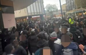 O caos da multidão de adolescentes se espalha para outras cidades enquanto jovens sobrecarregados pelas mídias sociais fazem tumultos e saqueiam lojas em Londres e Birmingham durante as ‘ligações’ do feriado da Páscoa BIRMINGHAM: Na sexta-feira, jovens reuniram-se no centro da cidade de Birmingham, onde correram pelas ruas, aterrorizaram lojas e brigaram