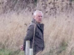 O carrancudo Andrew Mountbatten-Windsor parece estar a um mundo de distância da vida real passeando com seus cachorros em um terreno baldio – um dia antes de o rei e a rainha visitarem a igreja de Páscoa com a família O desgraçado ex-príncipe, de 66 anos, foi fotografado carrancudo enquanto passeava com seus sete cães pelos terrenos do King's Sandringham Estate, em Norfolk, no sábado, com seu guarda-costas.