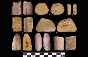 O cassino original? Como os dados dos nativos americanos de 12.000 anos poderiam derrubar os debates tribais modernos sobre jogos de azar Captura de tela mostrando artefatos de dados antigos dos nativos americanos ao lado de uma interface de negociação digital, ilustrando o contraste entre as primeiras ferramentas de jogos de azar e os mercados de previsão modernos que impactam as leis tribais de jogos. Como os dados dos nativos americanos poderiam remodelar a lei tribal do jogo