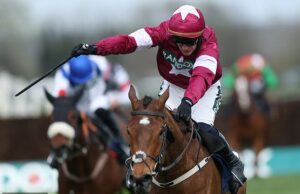 O cavalo Aintree Gold Dancer é abatido no Dia das Mulheres depois de quebrar a coluna ao vencer uma corrida no Grand National Festival Gold Dancer morreu em Aintree após ser abatido - momentos depois de vencer sua corrida
