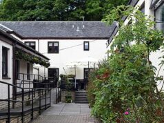 O chefe da casa de repouso que aplicou a vacina Covid em uma mulher vulnerável enquanto ela estava contida é afastado O incidente aconteceu no Millport Care Center, na ilha de Great Cumbrae