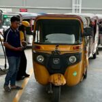 Motoristas de Tuktuk em um posto de combustível em Phnom Penh. Os preços do GPL duplicaram desde o início da guerra no Médio Oriente.