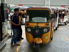 O choque de combustível que atinge os australianos é uma calamidade para milhões no Sudeste Asiático Motoristas de Tuktuk em um posto de combustível em Phnom Penh. Os preços do GPL duplicaram desde o início da guerra no Médio Oriente.