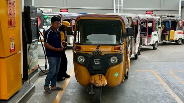 O choque de combustível que atinge os australianos é uma Motoristas de Tuktuk em um posto de combustível em Phnom Penh. Os preços do GPL duplicaram desde o início da guerra no Médio Oriente.