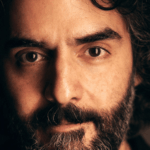 O cineasta 'Under the Shadow' vencedor do BAFTA Babak Anvari e a produtora Two & Two Pictures assinam com Range (EXCLUSIVO)