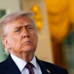 Trump fala com repórteres na Casa Branca na segunda-feira.